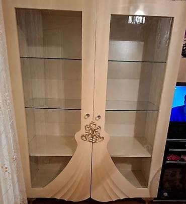 Şüşə vitrin şkaf - Rəng: krem/ivori tonlarında - Material: MDF