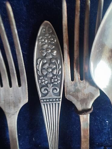 bicaq sekilleri: Klassik stolüstü dəst – gümüşü rəngli süfrə ləvazimatları və şüşə — 7