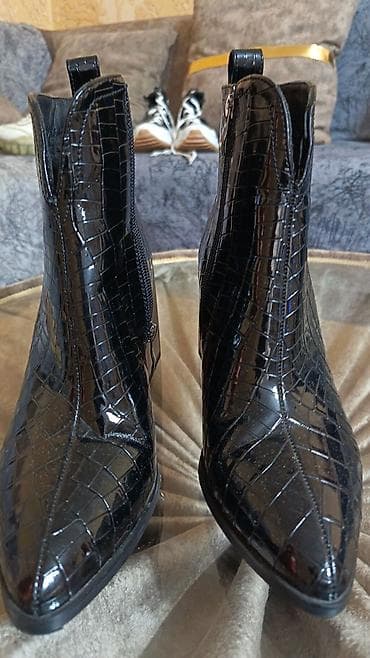 platforma ayaqqabı: Qadın botları – qara, krokodil teksturalı laklı üstlük - Model: qısa — 3