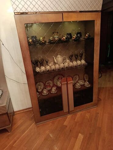 Şüşəli dolab vitrini