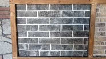 Dekorativ kərpic panelləri – boz/qara tonlarda, ağ birləşmə xətləri