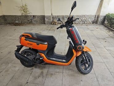 led panel: UPMT X-MAX skuter – parlaq narıncı-qara dizayn, şəhər üçün çevik və — 2