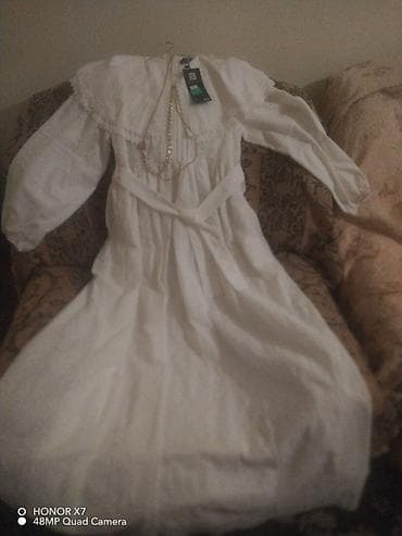 Ağ rəngli, uzun və zərif qadın donu. Model uzunqolludur, qolları — 1