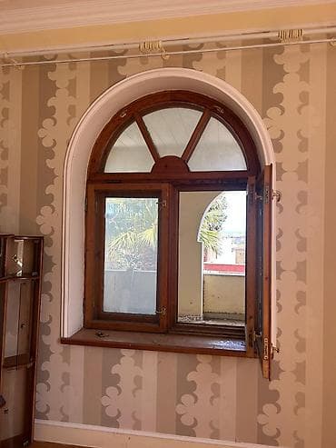Taxta çərçivəli dekorativ pəncərə - Klassik yarımdairəvi üst hissə və