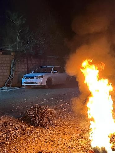 Ağ rəngli sedan avtomobil Xüsusiyyətlər: - Geniş və rahat 4 qapılı — 2