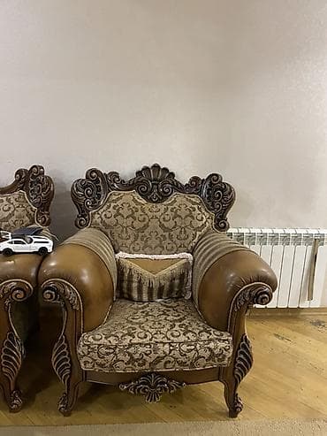 Klassik üslublu yumşaq mebel dəsti Tərkibi: - 1 ədəd üçnəfərlik divan — 2