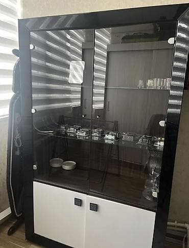 Şüşəli dolab vitrini