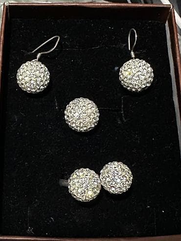 Endirim olacaqParlaq daşlarla bəzədilmiş gumus dəsti 925 eyyar