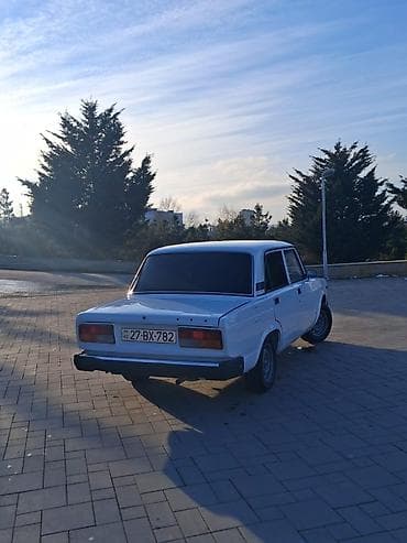 vaz 2106 maşınları: VAZ 2107, ağ rəng, sedan kuzov. - Mühərrik: benzin, arxa ötürücülü — 3