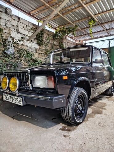 Ön hissəsində iki əlavə HELLA fənəri olan qara rəngli Lada 2107 sedan — 7