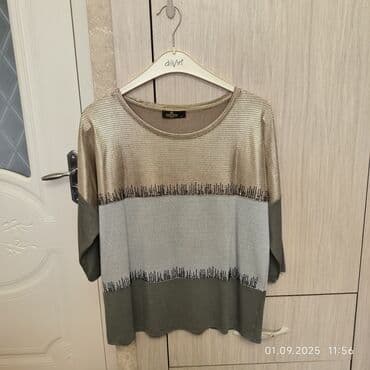 qadınlar ucun cimərlik şortları: Qadınlar üçün üç rəngli, qısaqol üst geyim. Parçanın yuxarı hissəsi — 2