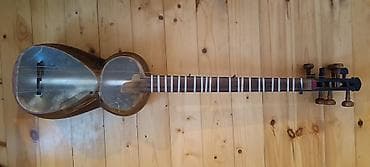 Tar – Azərbaycan musiqi aləti - Korpus: armud formalı, iki kameralı