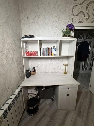 Açıq rəngli kompüter/yazı masası üst rəf hissəsi ilə birlikdə təqdim — 1
