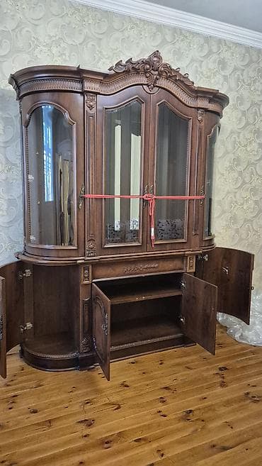 dolab islenmis: Klassik üslubda vitrin-bufet - Material: tünd qoz rəngli ağac — 2