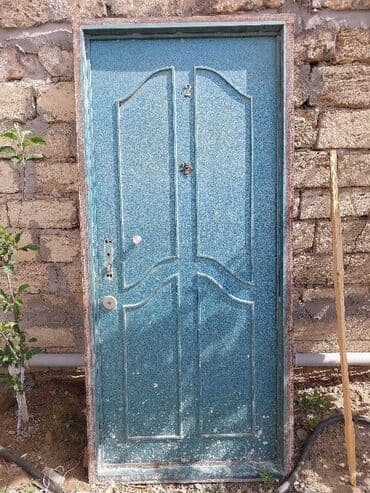 giris qapilari: Metall qapı – mavi rəngdə, üzəri teksturalı boya ilə. Üst hissədə “2” — 1