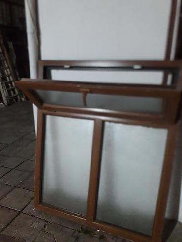 Строительные леса: PVC pəncərə bloku – qəhvəyi rəngdə, mat/şüşə (şüşə səthi — 1