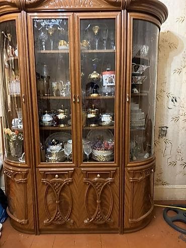 Şüşəli dolab vitrini