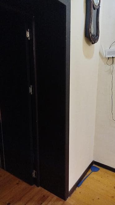 seyfi qapi: Daxili sürgülü qapı sistemi - Material: tünd rəngli MDF/laminat — 1