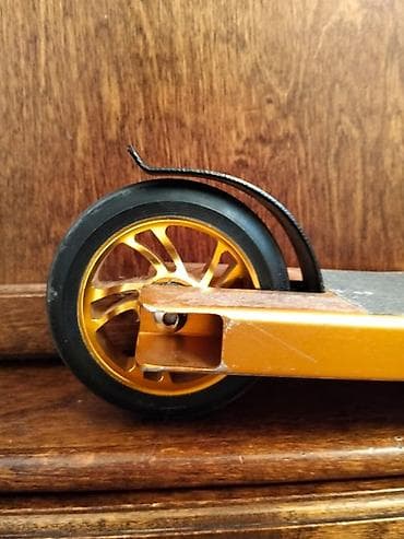 mono rol: Freestyle skuter – alüminium gövdə və qızılı rəngli deklə - Tip — 4
