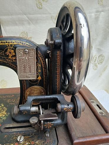 qedmi pullar: Antik pedal tikiş maşını – taxta qutulu - Model: Podolsk/Adler tipli — 4