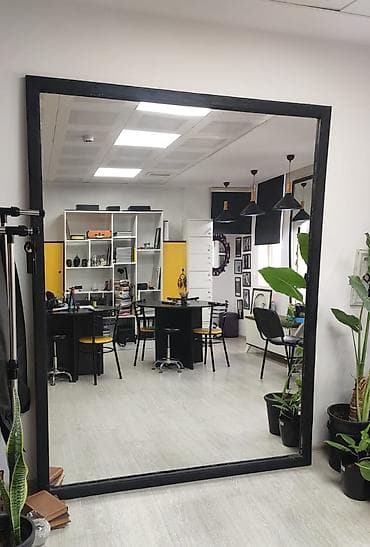 Hündürlüyü 2.10 Eni 1.62 Güzgü satılır. Dekorativ yığılıb. Güzgüdə