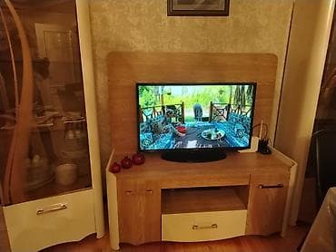 Мебель для дома: Qonaq otağı üçün vitrinli mebel dəsti Tərkibi: - 2 ədəd şüşə qapılı — 3