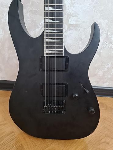 gitara aksesuar: Ibanez elektrik gitara – RG seriyası üslubunda, mat qara rəng. Gitara — 2