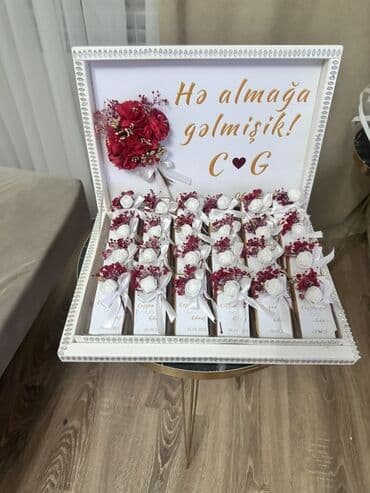 nisan ucun konfet bezekleri: Ağ rəngdə, bəzəkli çərçivəyə yığılmış nişan xonçası. Xonçada üzərində — 1