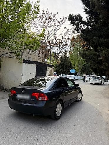 ford 8 1: Honda Civic: 1.3 l | 2007 il Sedan — 2