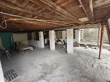 ev itileri: Şəhər daxilində əsas yola çıxışı olan həyət evi. Xüsusiyyətlər: - — 2