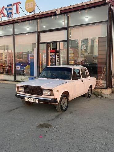 VAZ 2107, ağ rəng, sedan kuzov. Xüsusiyyətlər: - 4 qapı, 5 yerlik lalafo.az -da VAZ 2107, ağ rəng, sedan kuzov. Xüsusiyyətlər: - 4 qapı, 5 yerlik