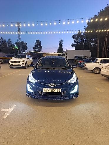 Hyundai Elantra sedan - Kuzov: dərin mavi rəng, idman üslublu ön və