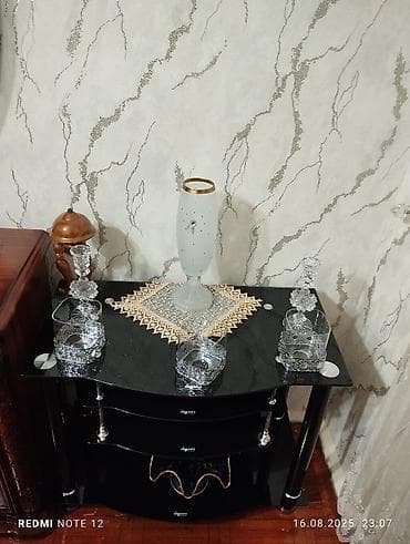 Düz TV altlığı, Polkalı, Şüşəli
