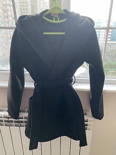 Qadın gödəkçəsi – qara rəng, kapüşonlu, kəmərli model. - Üst hissə — 1