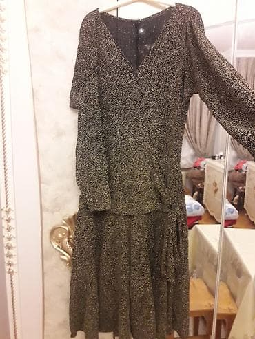 Zərif qızılı parıltılı naxışlı qara paltar - Model: V-kəsimli, dizdən