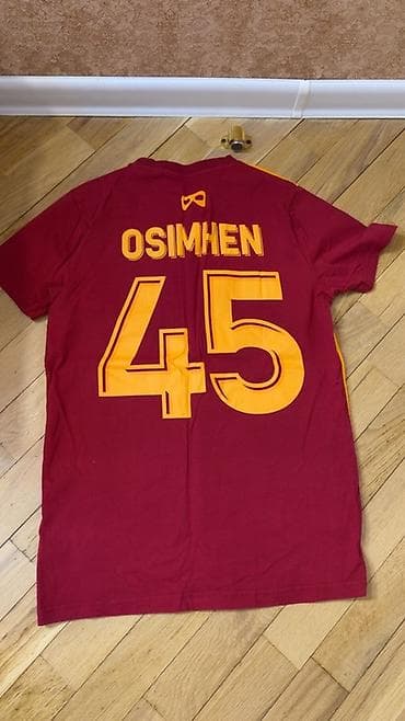 futbolka: Galatasaray futbol köynəyi. GS STORE’dan alınıb. 45 manata, Razmer M — 2