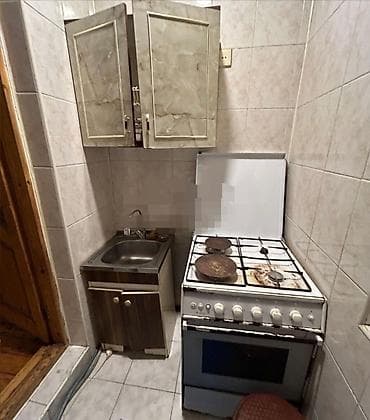 samaxi kiraye ev: Baxixanovun tam merkezinde Hacioglu binasinda yerlesir. 2 otaqdan 3 — 5