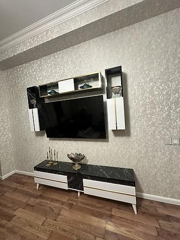divar refleri: İşlənmiş, Düz TV altlığı, Polkalı, Laminat — 1