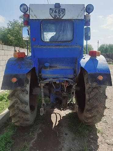 avtomobil aksessuarları: Mavi rəngli tək kabinəli kənd təsərrüfatı traktoru. - Dizel mühərrik — 5