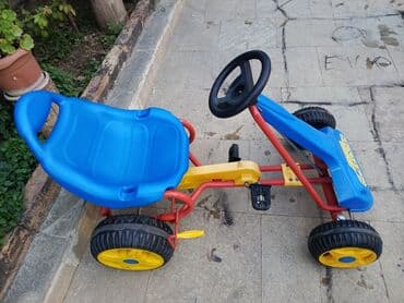 Mavi rəngdə, davamlı plastik oturacaqlı və qırmızı metal çərçivəli