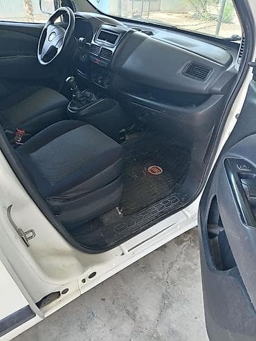 fiat doble: Fiat Doblo (ağ rəng, yük/furgon versiyası) Xüsusiyyətlər: - Geniş yük — 5