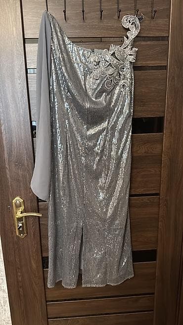 Gümüşü rəngdə, birqollu ziyafət/libas. - 44 razmer - Dizayn
