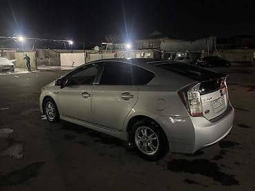 masin tekeri: Toyota Prius: 1.8 l | 2010 il Sedan — 2
