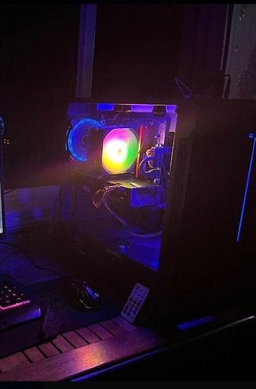 RGB işıqlanmaya malik şüşə yan panelli kompüter keysı. Boş keysdir