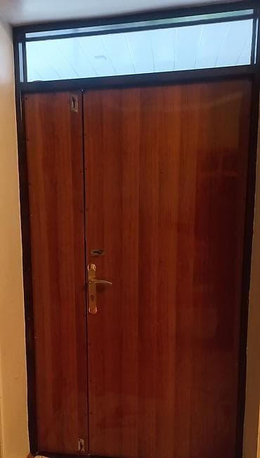 2 çi el: Metal giriş qapısı – ikiqanadlı, üst hissədə işıqlandırma üçün şüşə — 2