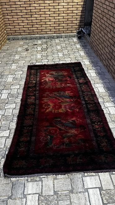 kohne xalca: Məhsul: Xalça dəsti (3 ədəd) Təsvir: - 1-ci xalça: Qırmızı fonlu — 2