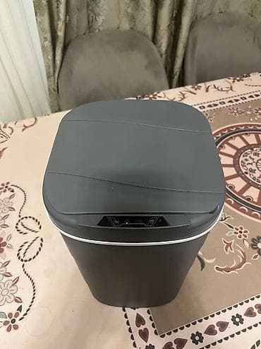 Tullantı qabları: Ağıllı sensorlu zibil qutusu - Həcm: təxminən 10–15 L (kompakt ölçü — 8