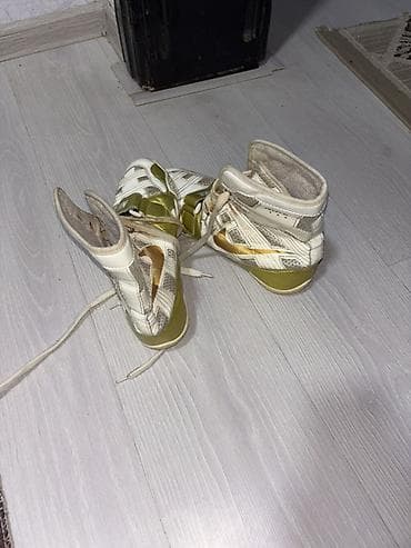 Nike yüksək boğazlı idman ayaqqabısı - Rəng: ağ və qızılı detallar - — 3