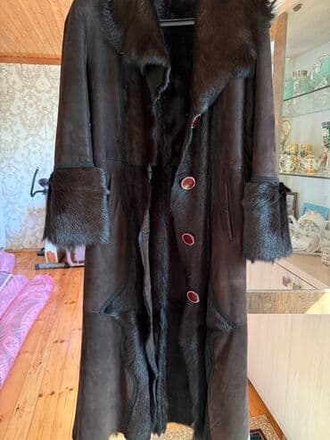 пальто зимнее: Tünd qəhvəyi rəngdə, uzun qadın xəz paltosu təqdim olunur. Palto yaxa — 1