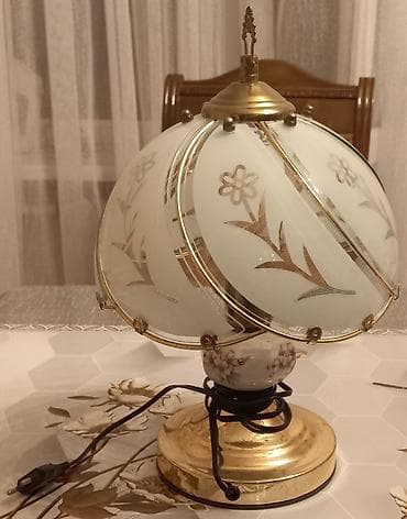 Məhsul: Bədii şüşə abajurlu masa lampası Təsvir: - Klassik üslubda